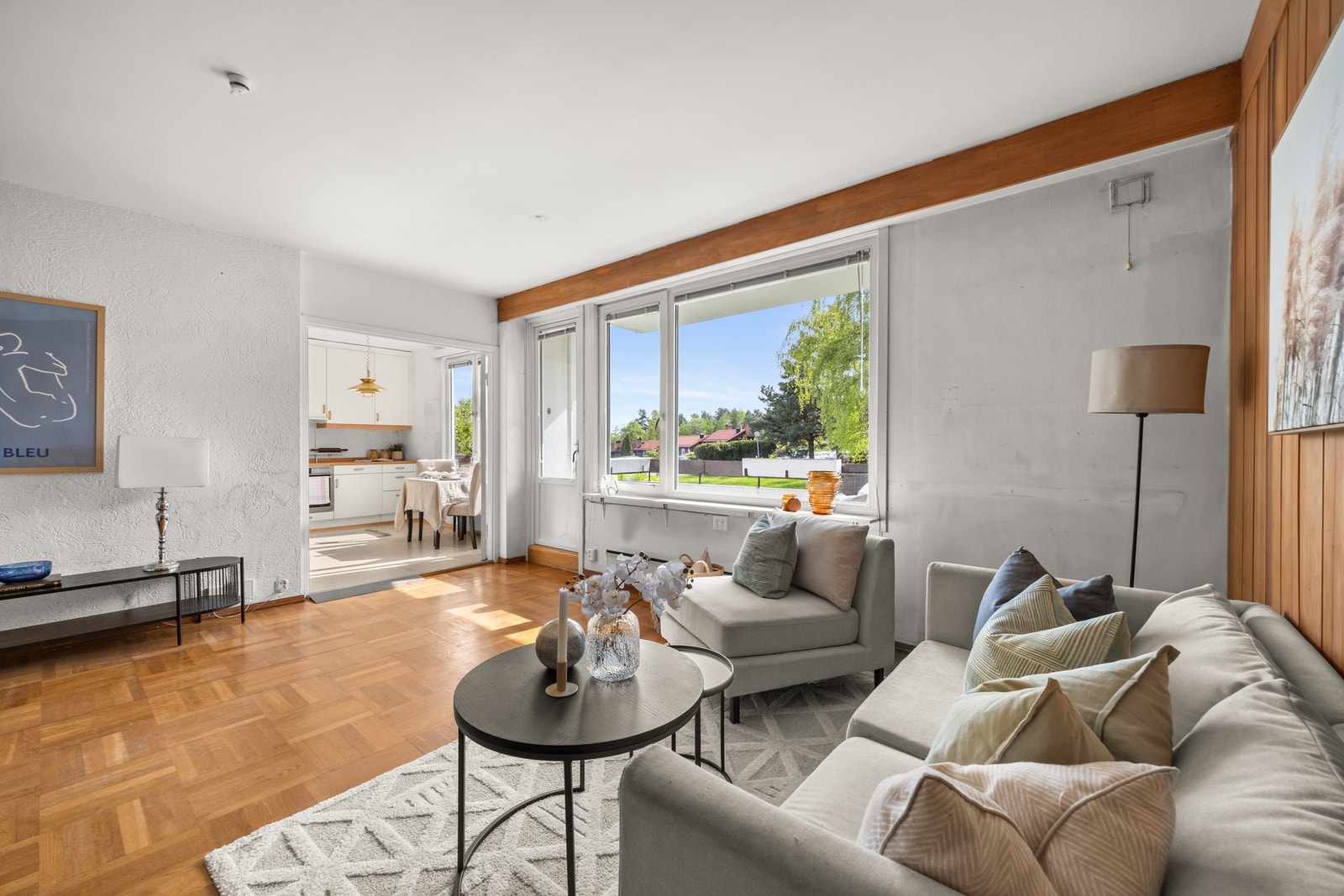 Dette er en lys og gjennomgående 4-roms leilighet beliggende i sjønære omgivelser på Fjordveien! Galleribilde