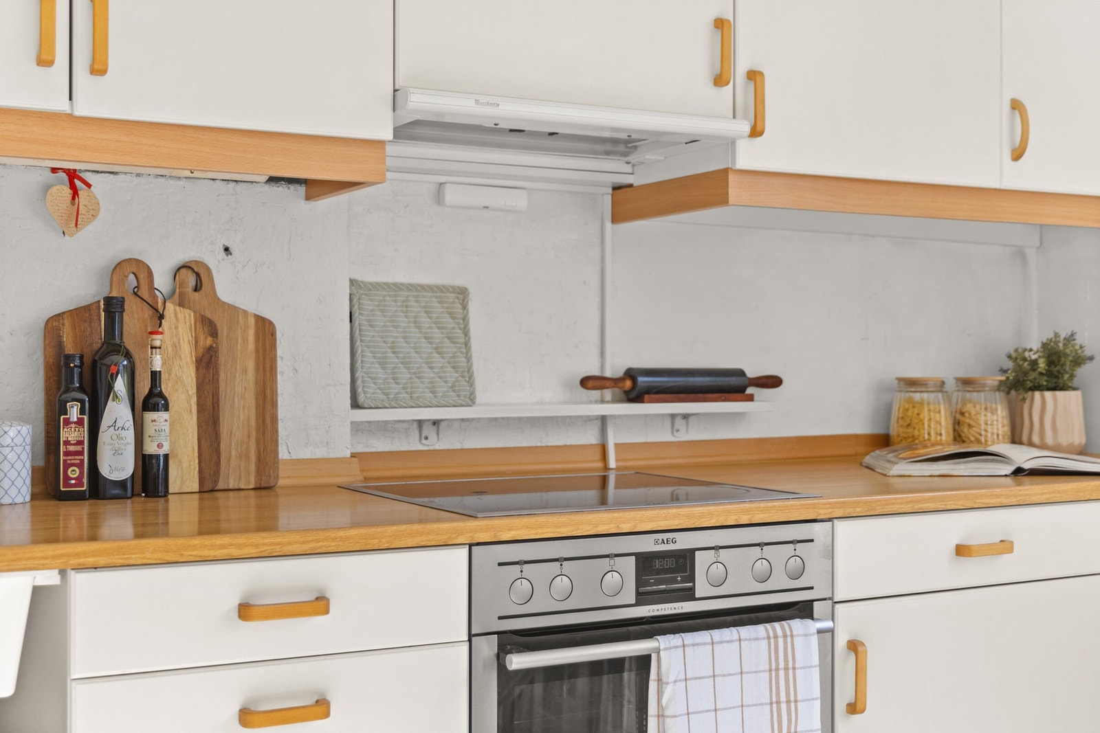 Kjøkkenet er innholdsrikt med integrerte hvitevarer og praktiske løsninger. Galleribilde