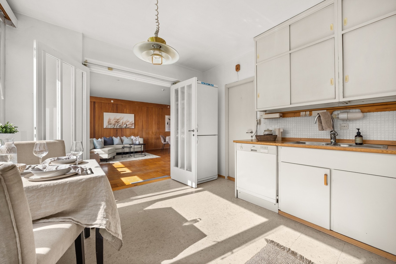 Kjøkkenet er adskilt med to dører. Galleribilde