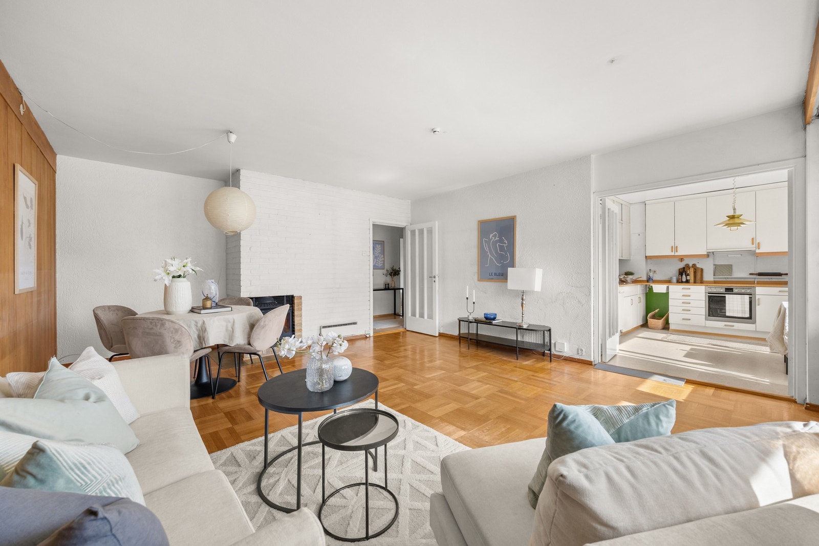 Den praktiske planløsningen gjør at det også et plass til en spisestuedel. Galleribilde