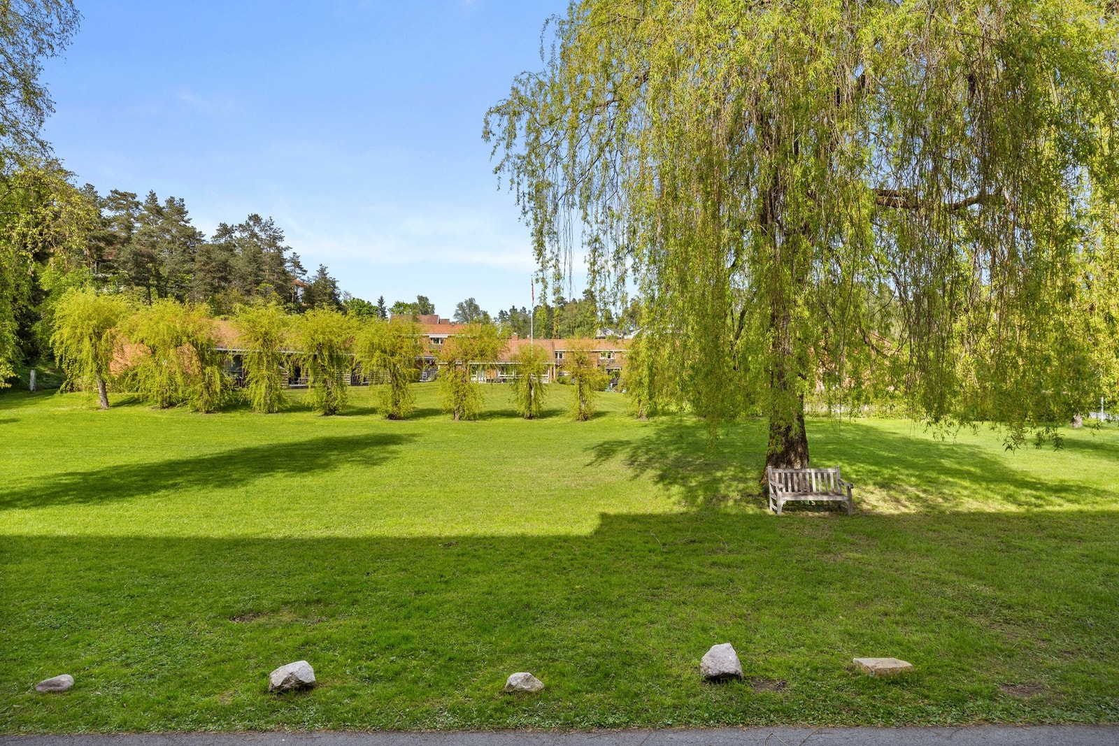 Det er satt ut sittegrupper og det er kort vei til lekeplass. Galleribilde
