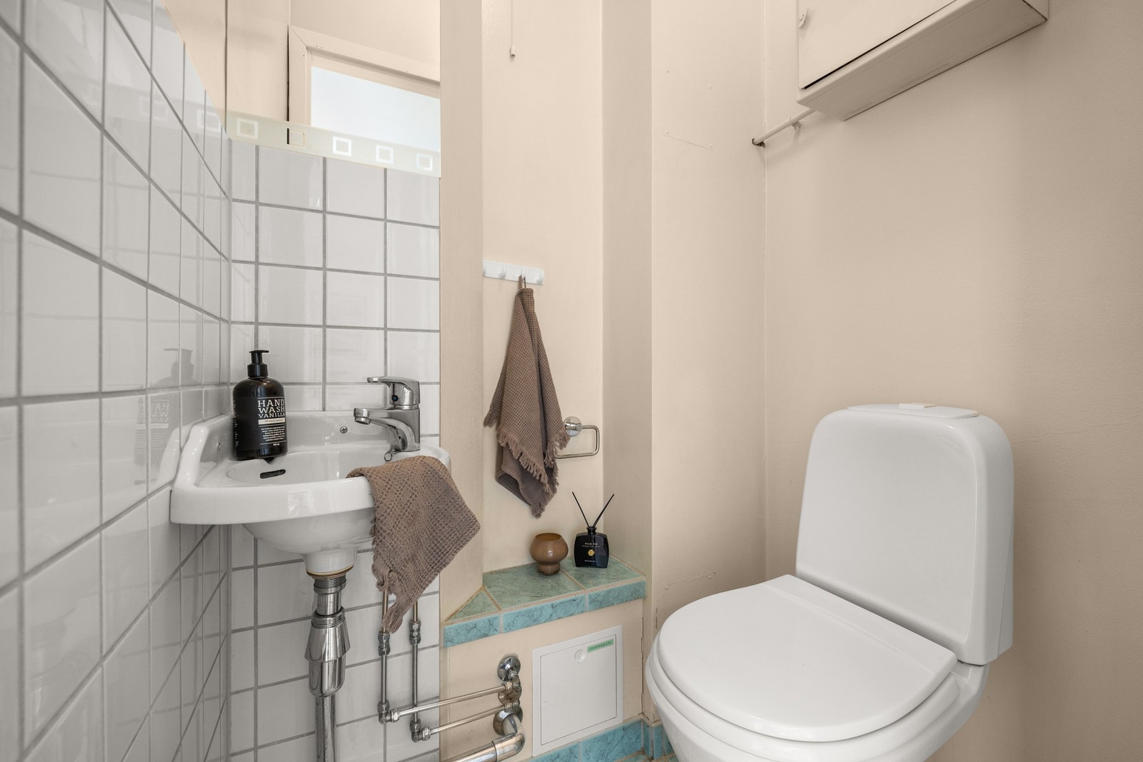 Leiligheten har også et praktisk separat toalettrom. Galleribilde