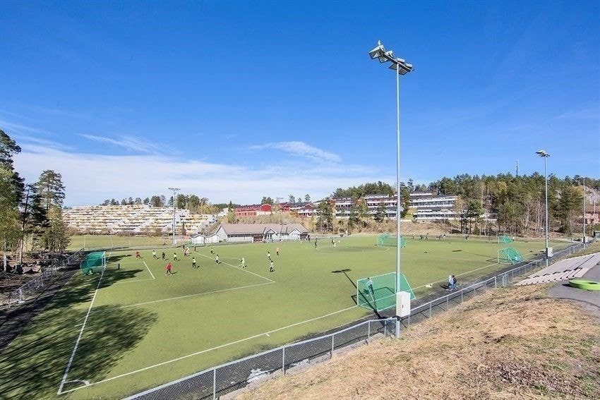 Holmlia har et bredt tilbud for barn og unge. Flere arenaer for organisert idrett, samt svømmehall og idrettshall. Galleribilde
