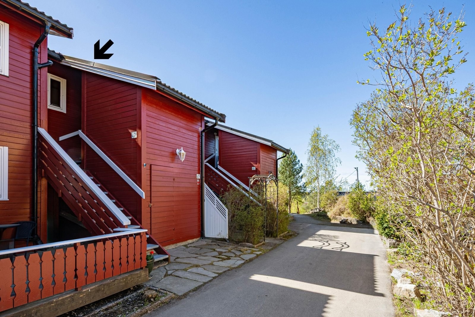 Velkommen til Lerdalstoppen 47B. Leiligheten ligger flott til i 2. etasje, som er toppetasjen. Utebod i begge ender av trappen. Galleribilde