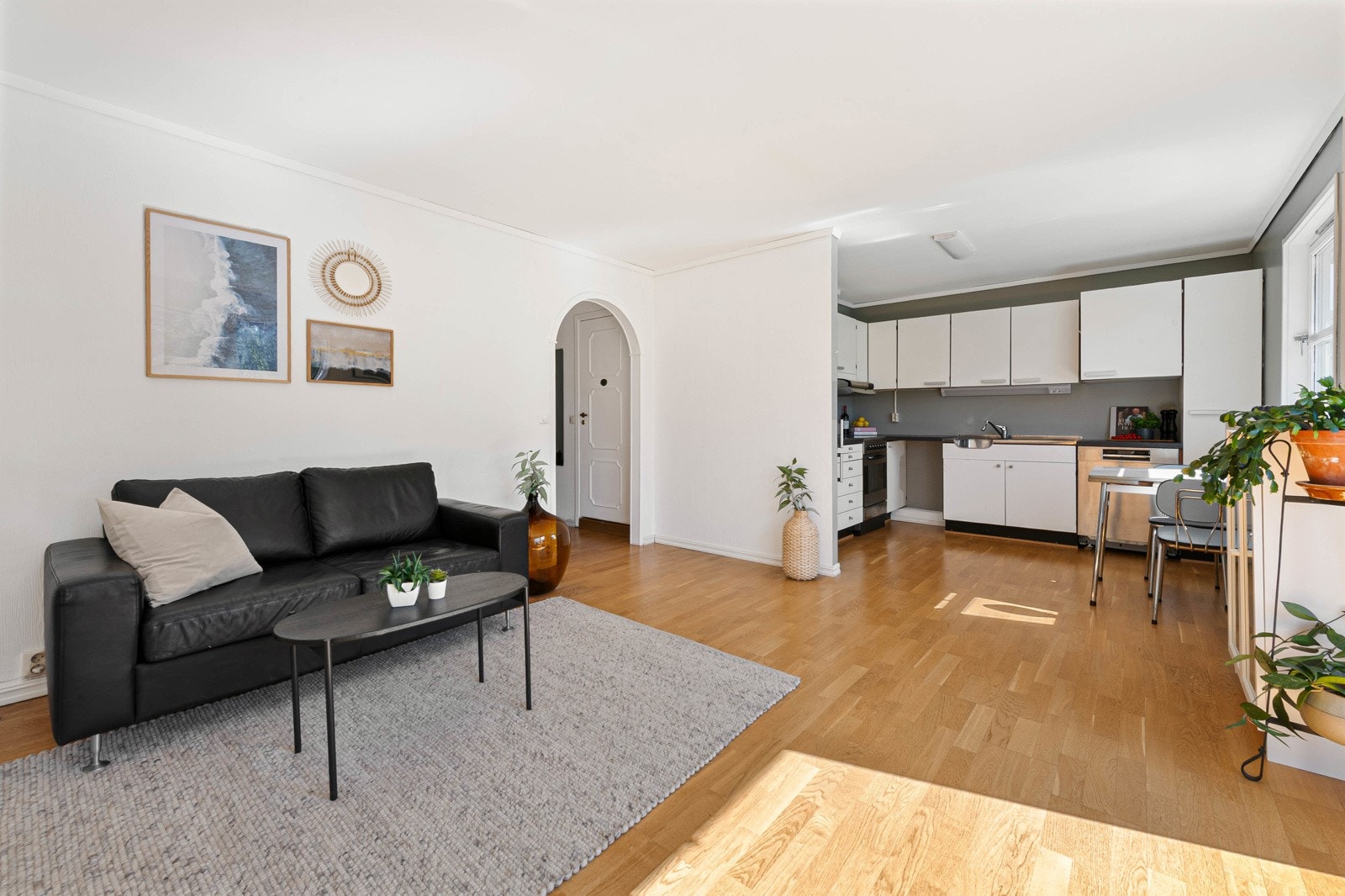 Det er arealeffektiv åpen stue og kjøkkenløsning, ca. 28 m². Rommet har parkettgulv samt malte vegger og tak. Galleribilde