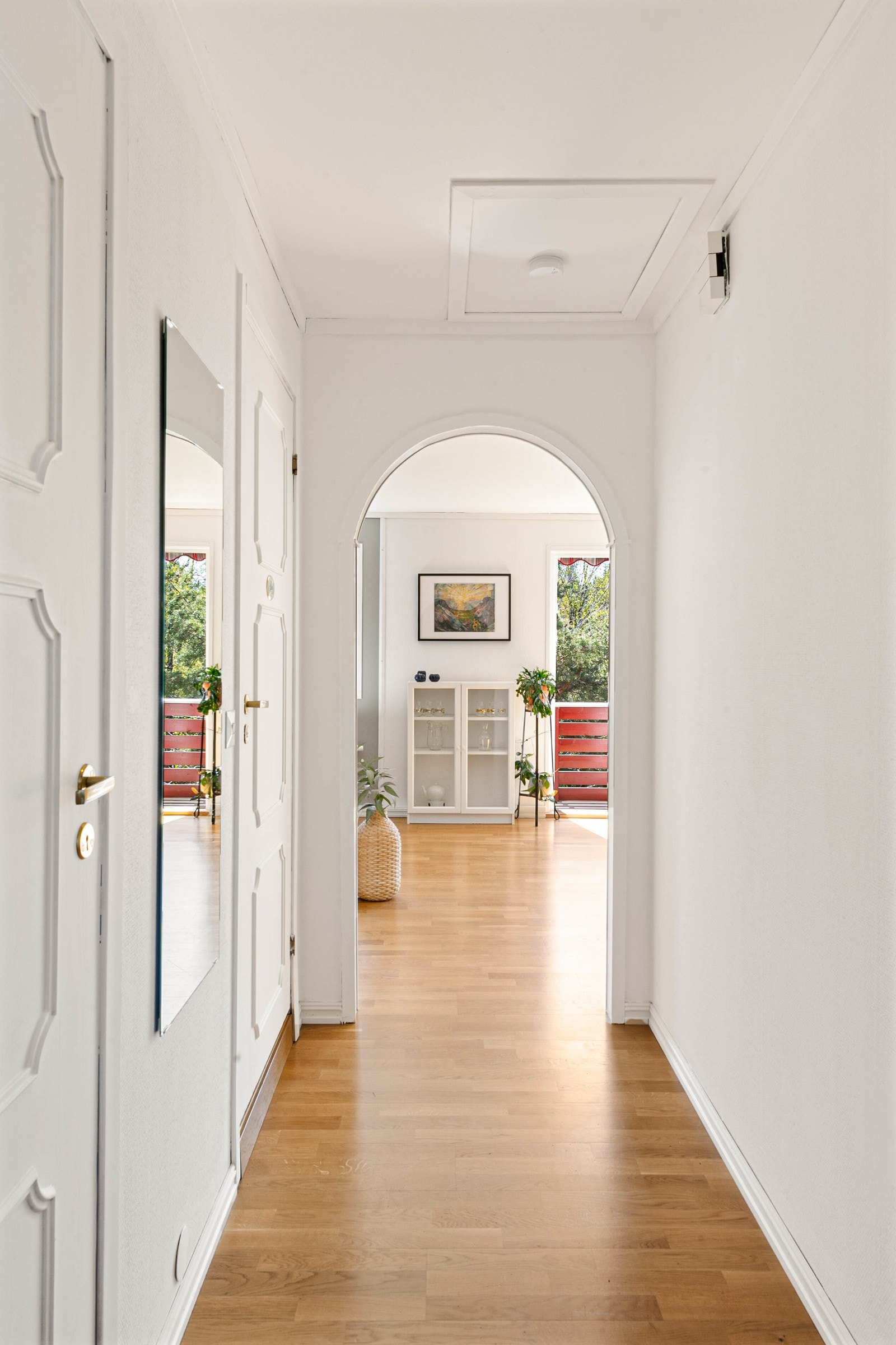 Avlang entré med parkettgulv samt malte vegger og tak. Rommet glir naturlig over i den åpne stue og kjøkkenløsningen. Loftsluke med mulighet for lagring. Galleribilde