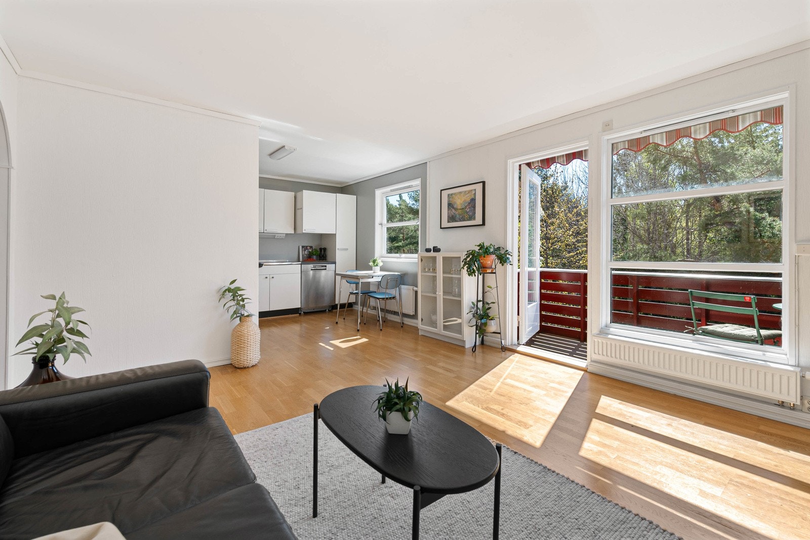 Store vindusarealer gir en god romfølelse og tilfører mye naturlig lys. Galleribilde