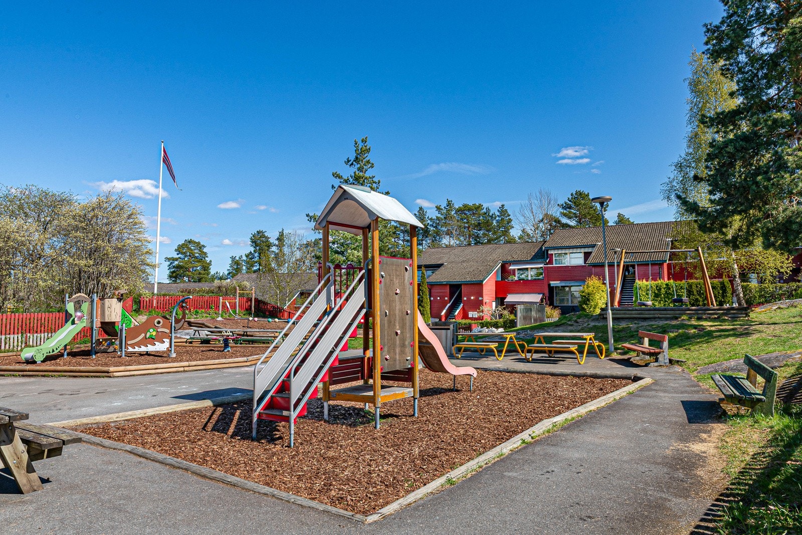 Lekeplass i borettslaget. Galleribilde