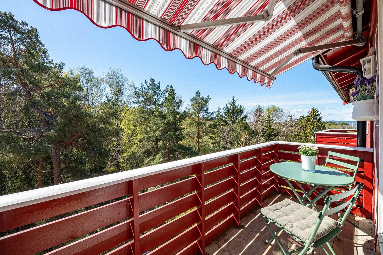Balkongen ca. 4 m² vender mot friareal, hvor man kan oppleve fugle- og dyreliv, bl.a. ekorn og rådyr. Nyere markise. Galleribilde