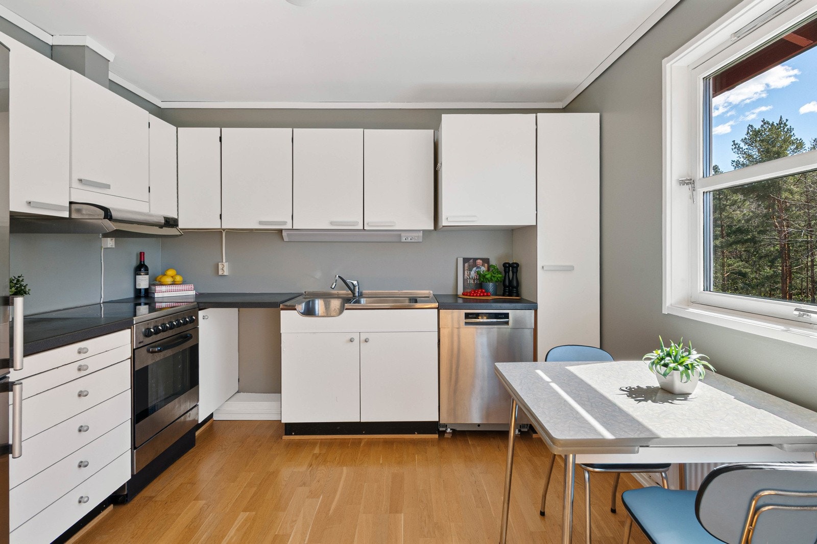 Eldre, men funksjonelt kjøkken. Kjøkkenavdelingen er ca. 9 m². Det er avtrekk via mekanisk avtrekksanlegg ut av boligen, ikke kullfilter, hvilket er en fordel. Galleribilde