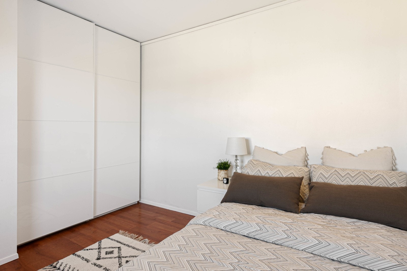 Romslig skyvedørsgarderobe. Galleribilde