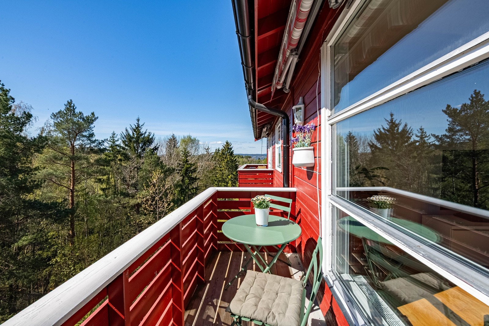 Lampe på veggen gir koselig stemningsbelysning. Galleribilde