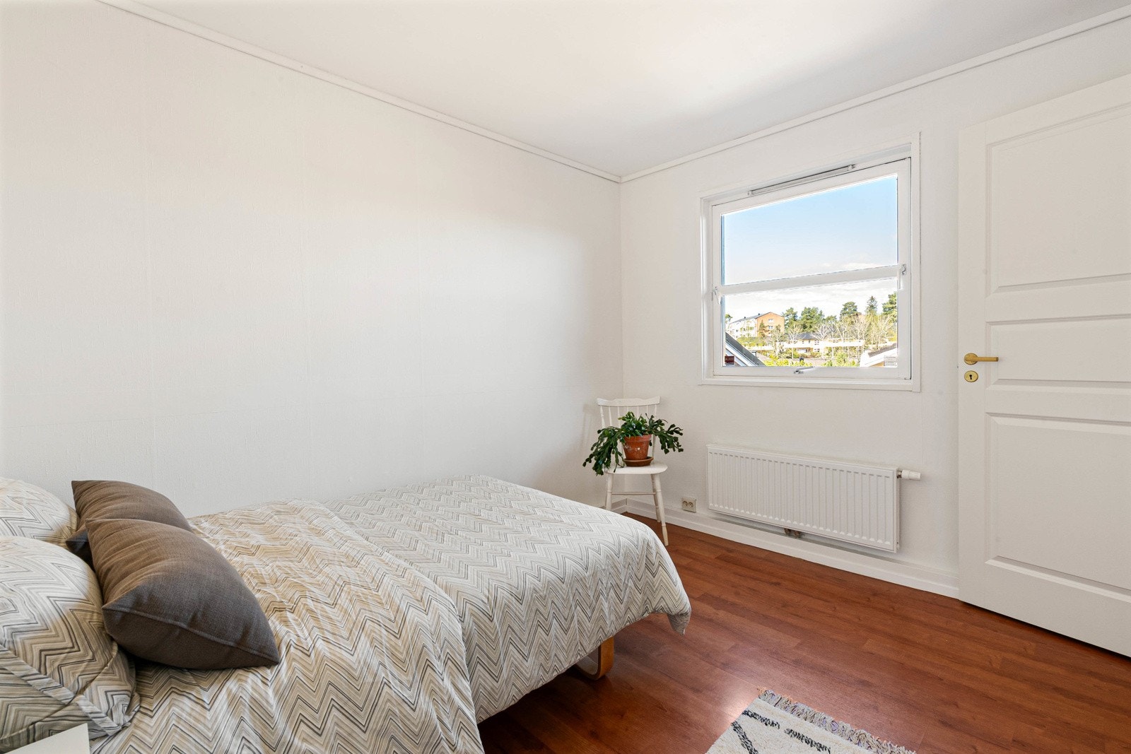 Eget soverom på ca. 9 m² er praktisk. Her er det god plass til dobbeltseng. Ny dør. Galleribilde