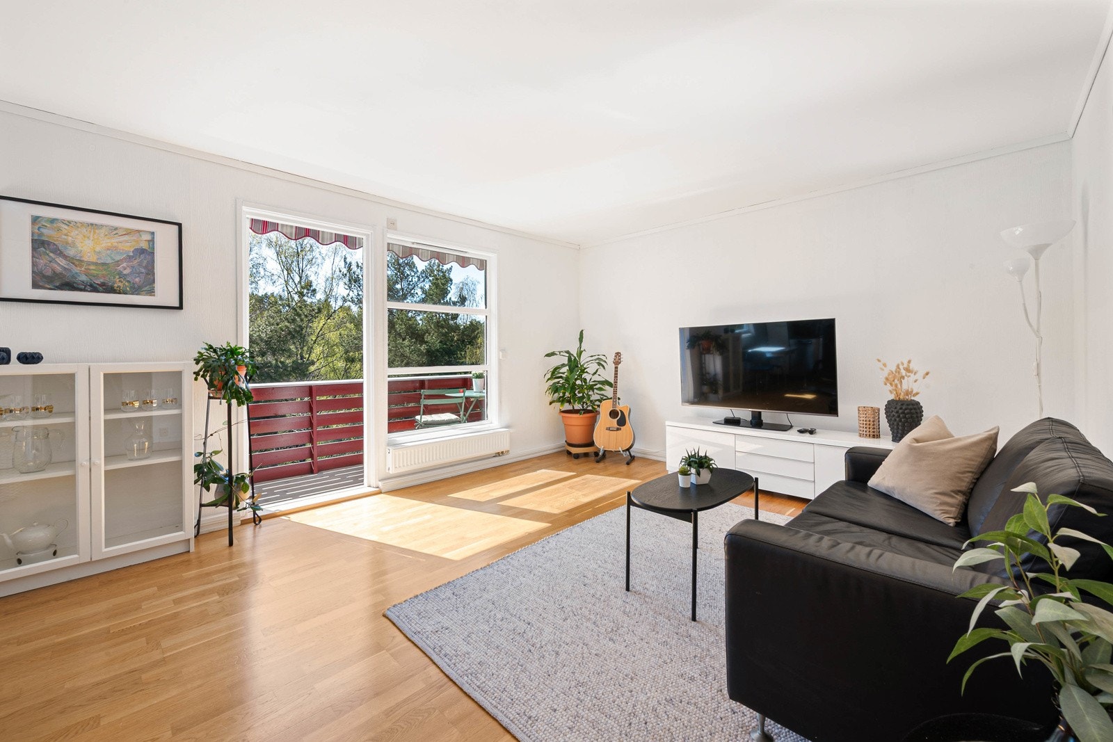 Lys og luftig stue, ca. 19 m² med store vindusarealer og utgang til usjenert balkong. Stuen har åpen løsning mot kjøkkenet. Galleribilde