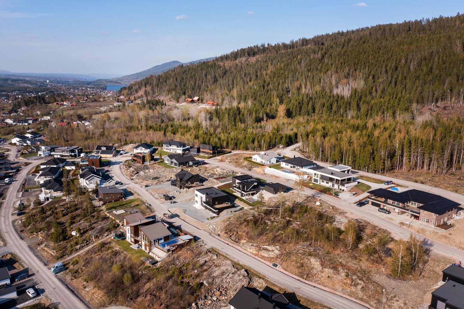 Her har man gang- og sykkelvei til flere skoler, samt til Åmot sentrum med et godt utvalg forretninger. Galleribilde