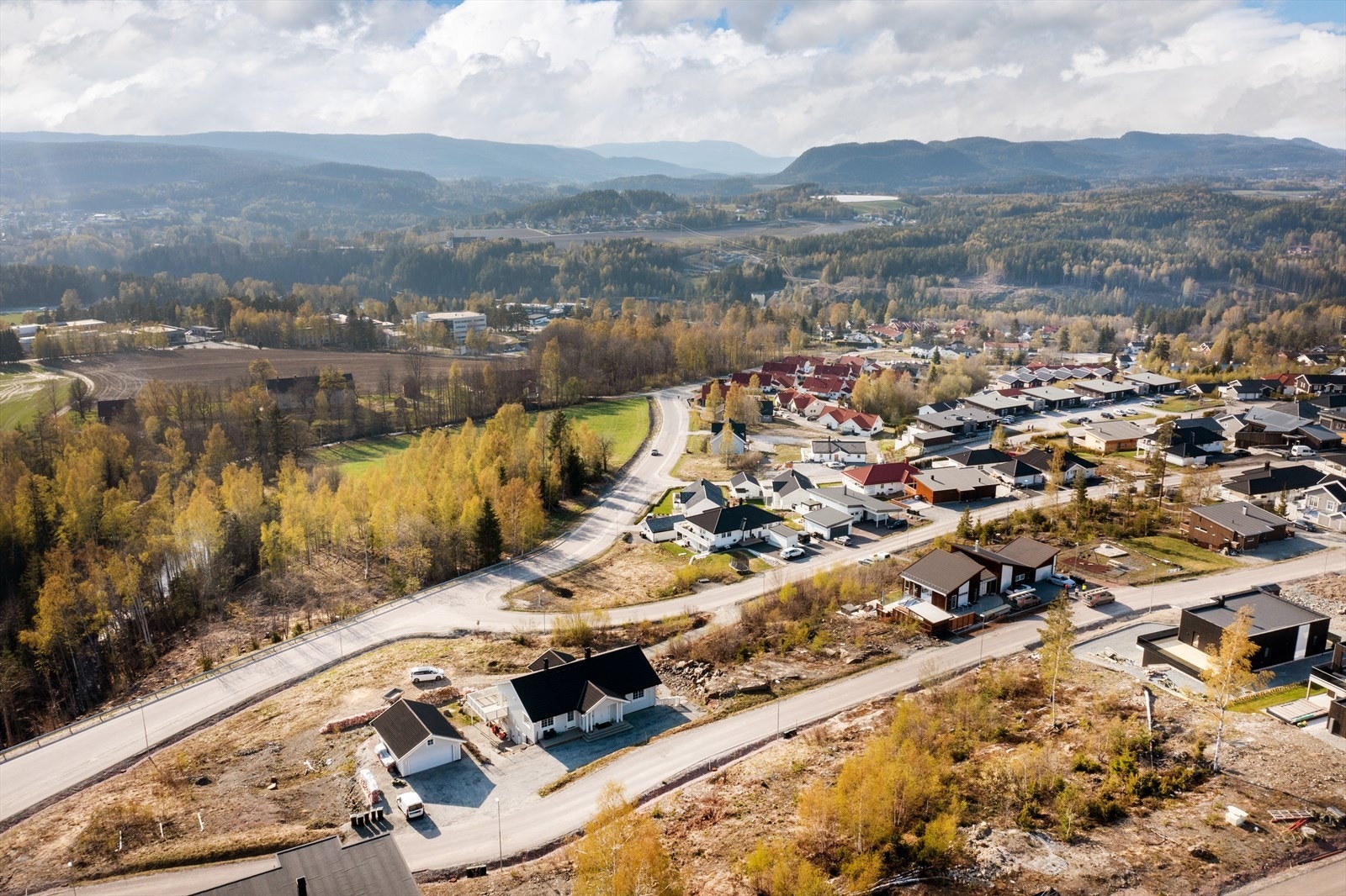I Melumenga vil man finne et trygt og godt oppvekstmiljø som grenser mot skogen og områder for friluftsliv med aktiviteter både sommer og vinter. Galleribilde