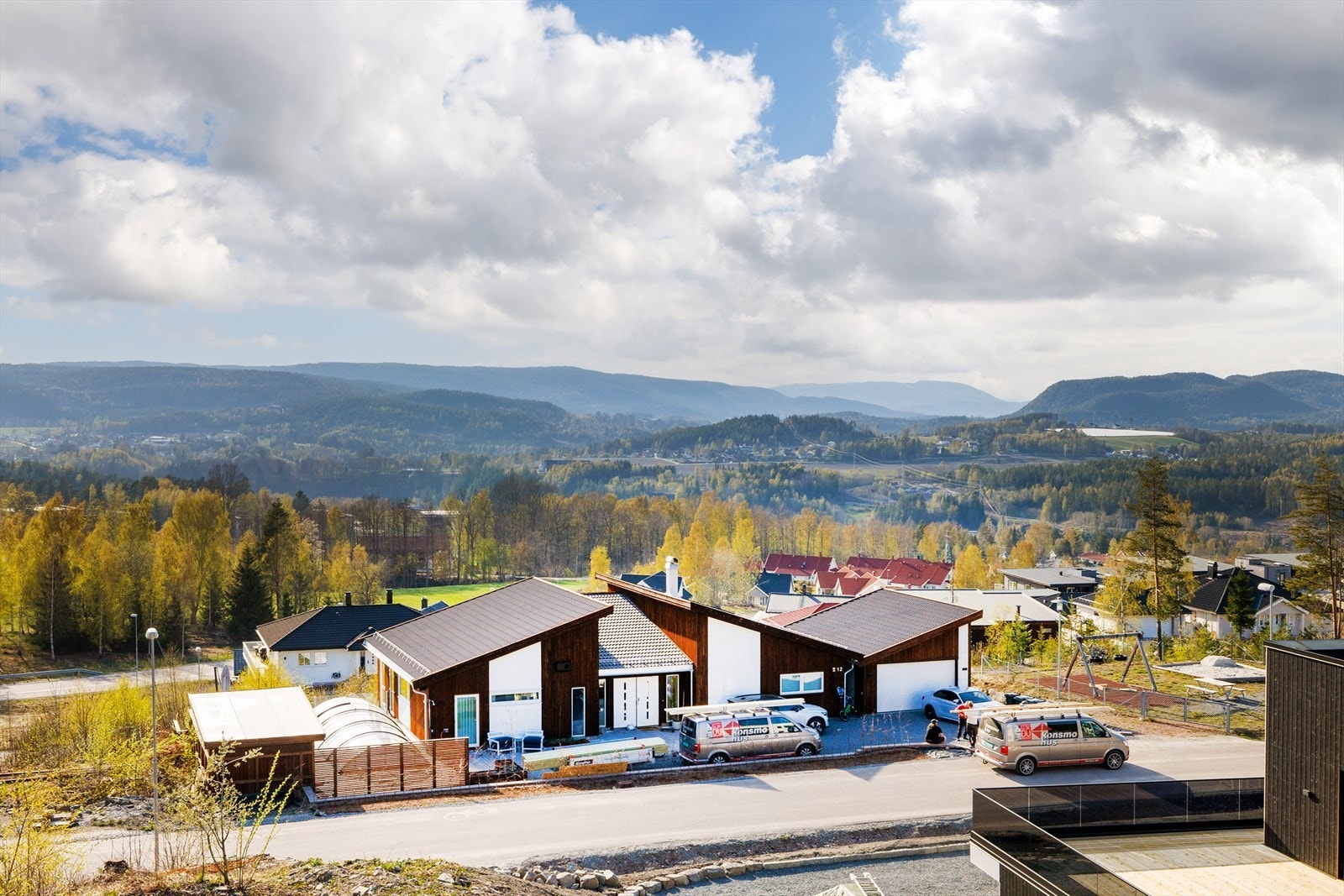 Fra tomten har man flott utsikt over nærområdet og omkringliggende fjellområder. Galleribilde