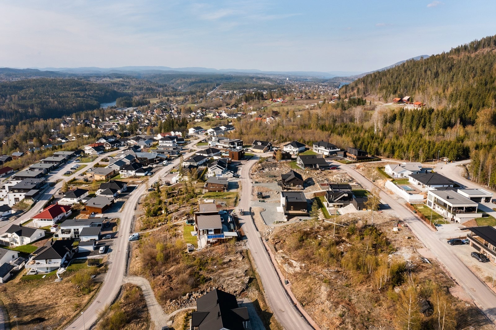 Det er lagt opp til en variert bebyggelse som dekker behovet til både småbarnsforeldre, førstegangskjøpere, de som ønsker seg en stor tomt og de som vil ha en mer lettvinn tilværelse i lettstelt leilighet. Galleribilde