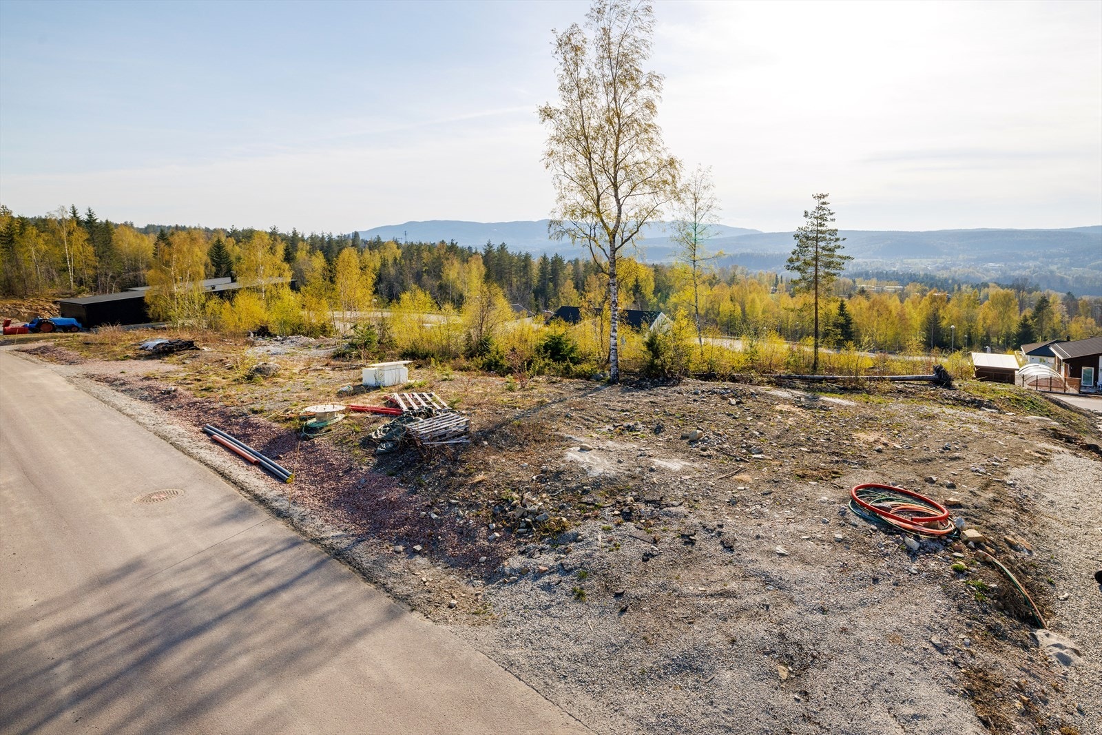 Tomten har avkjørsel direkte fra offentlig vei. Galleribilde