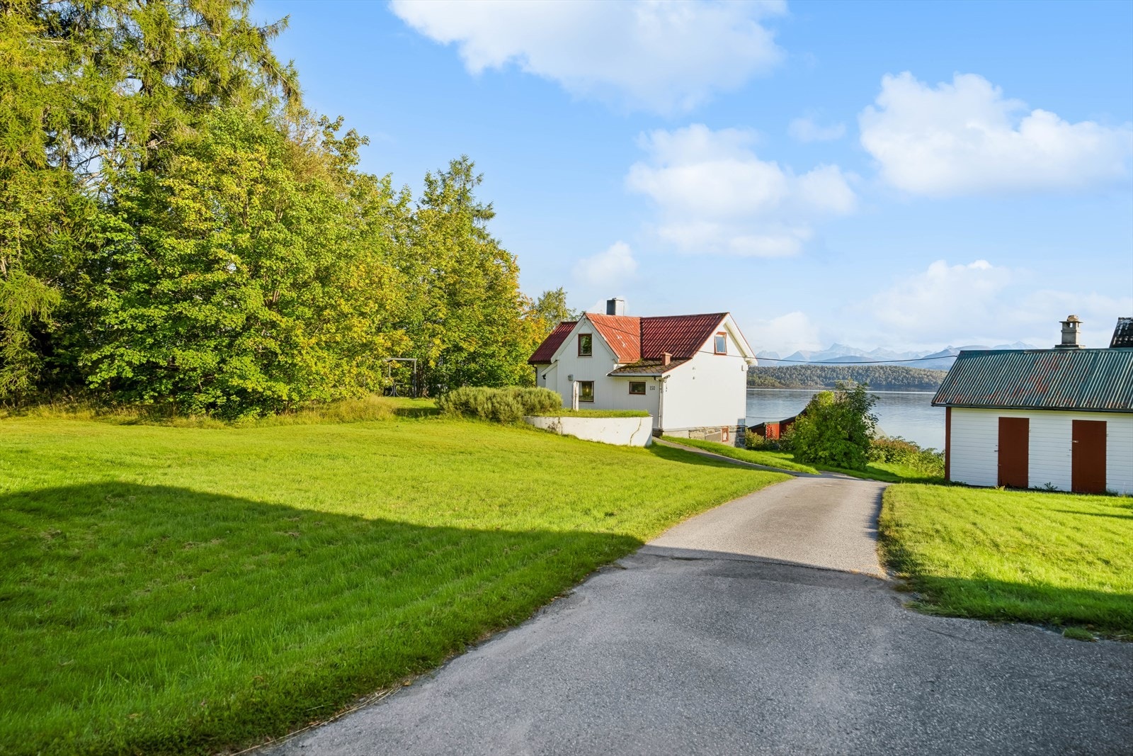 Eiendommen ble utskilt i 2025 og uthus som vises på bildet, følger ikke med i handelen. Galleribilde