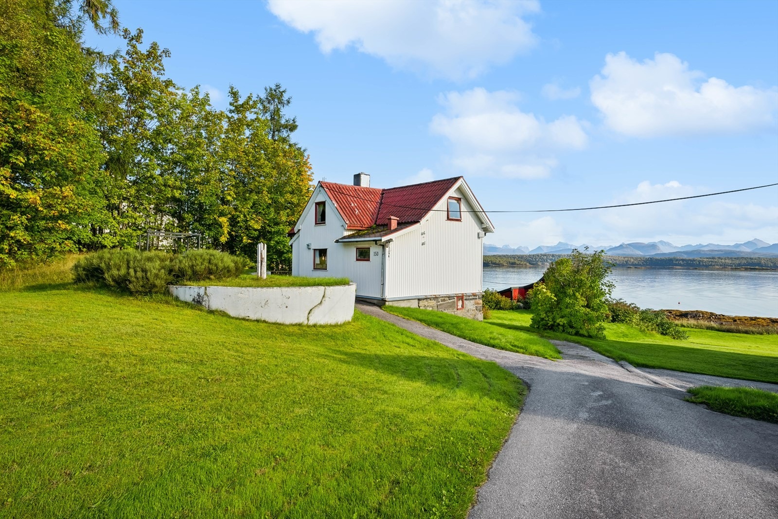 Adkomst er via privat vei - veien tilhører naboeiendommen. Galleribilde