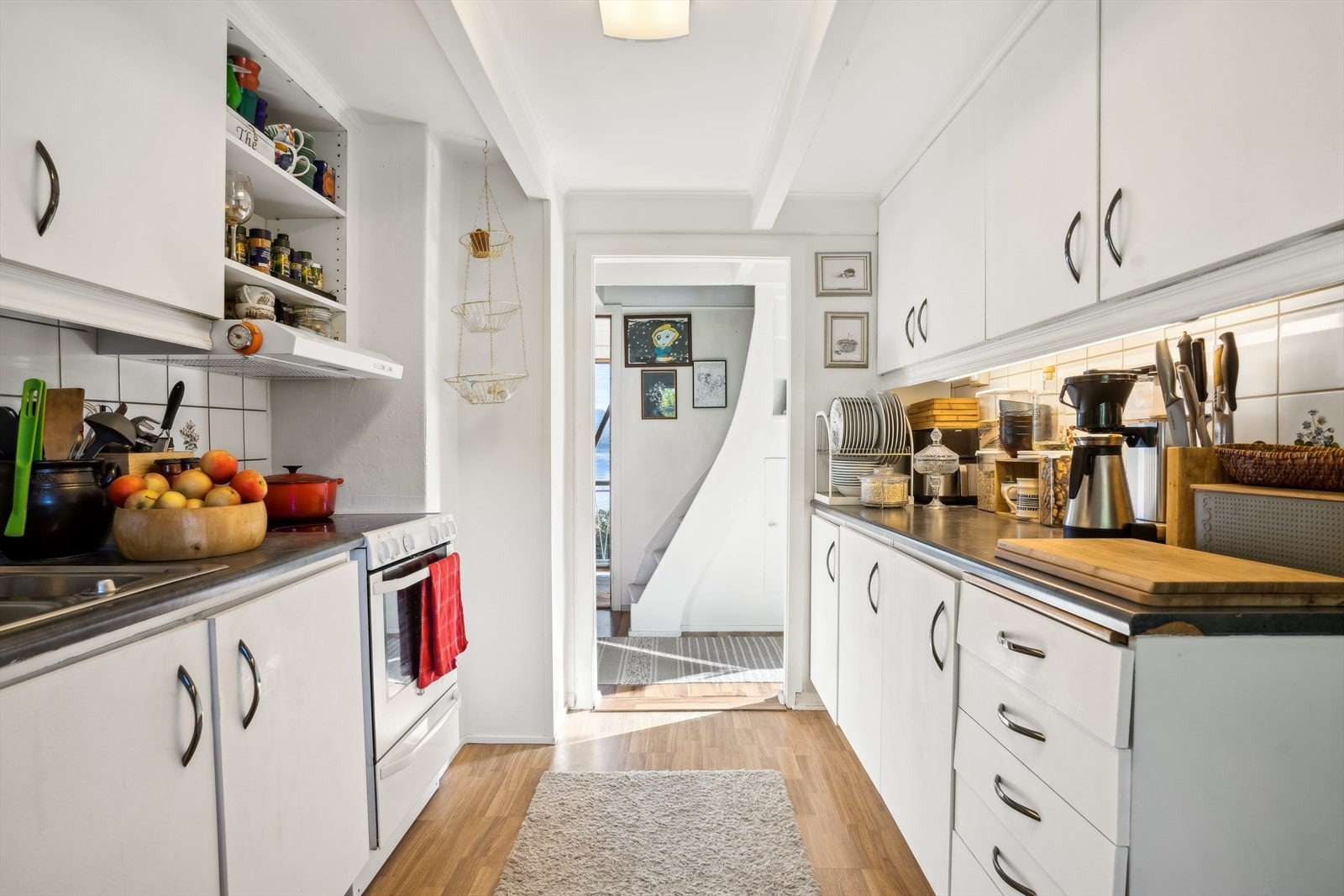 Mye oppbevaringsplass på kjøkkenet Galleribilde