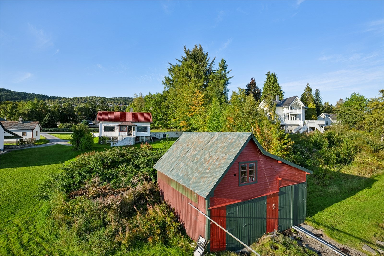Sydvendt tomt med strandlinje og naust. Naustet deles med naboeiendommen. Galleribilde