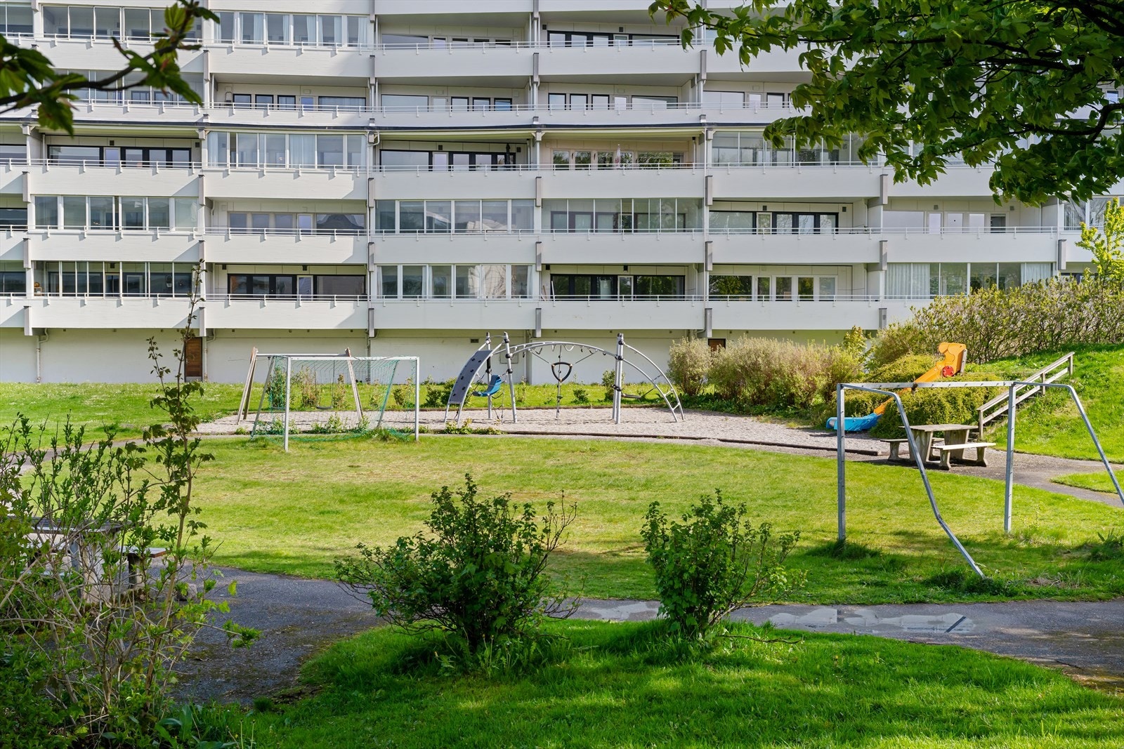 Det er flere lekeplasser i umiddelbar nærhet fra leiligheten. Galleribilde