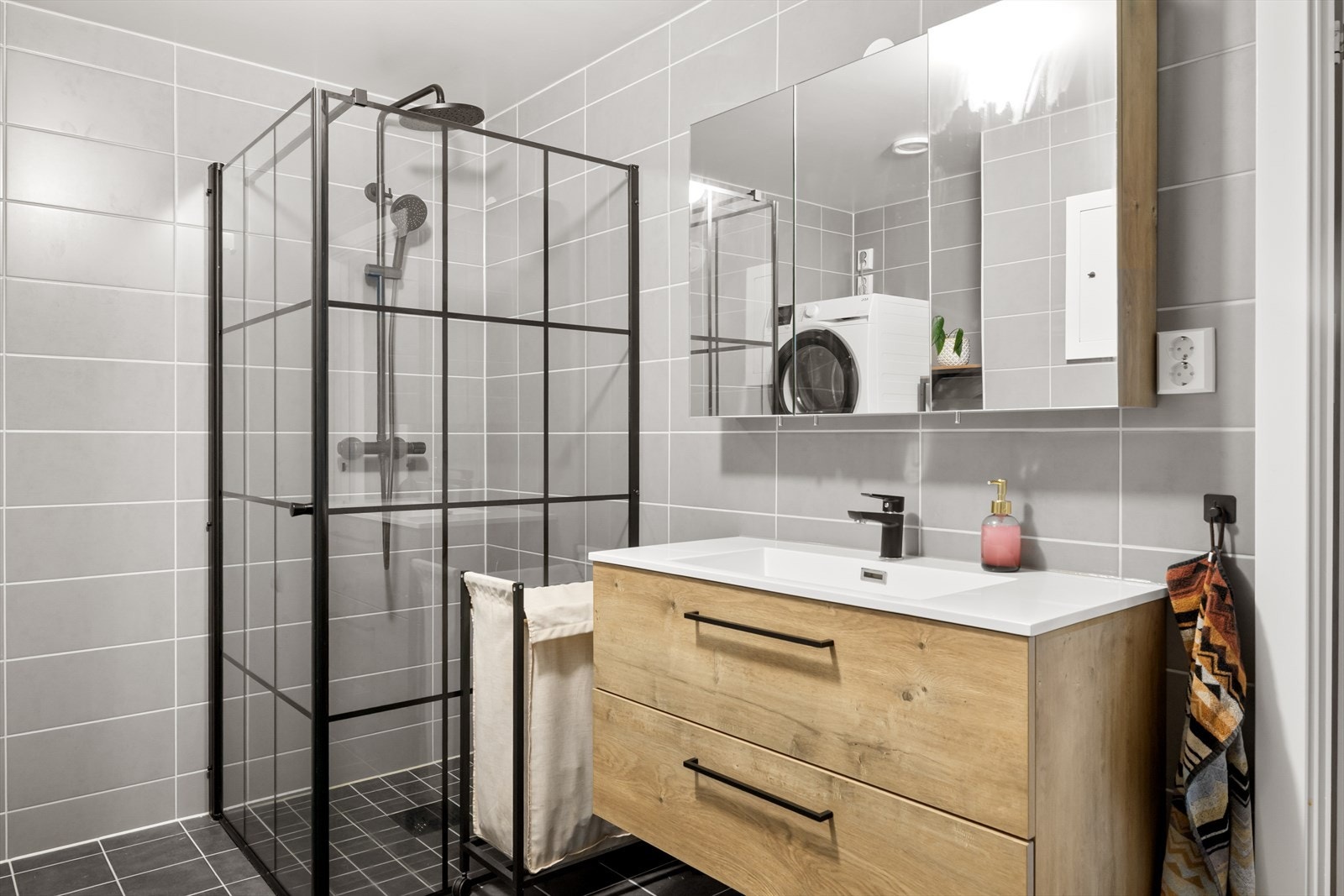 Badet ble totalrenovert i 2024 og og fremstår moderne og delikat. Galleribilde