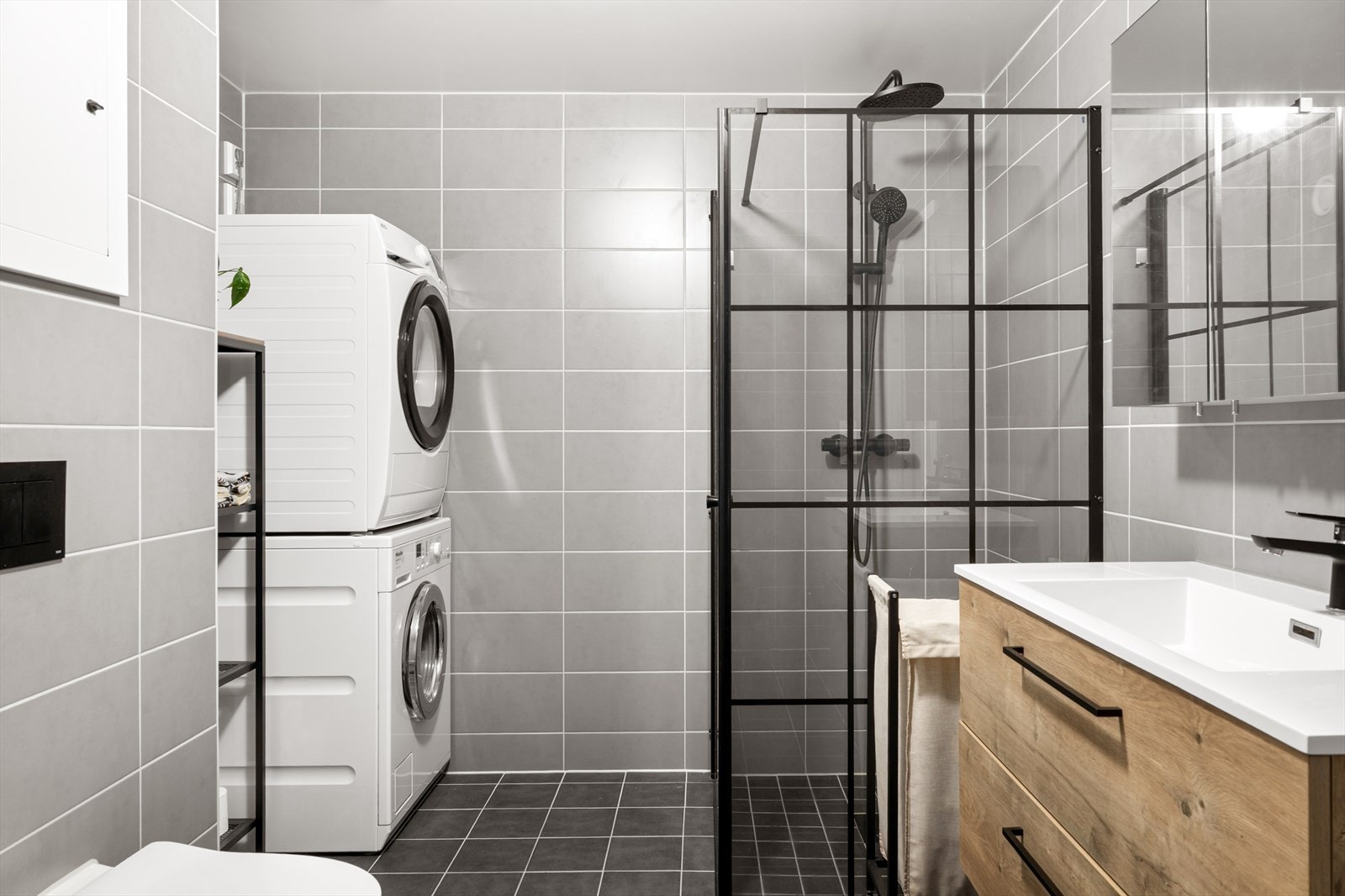 Badet er helfliset og har elektriske varmekabler i gulvet. Galleribilde