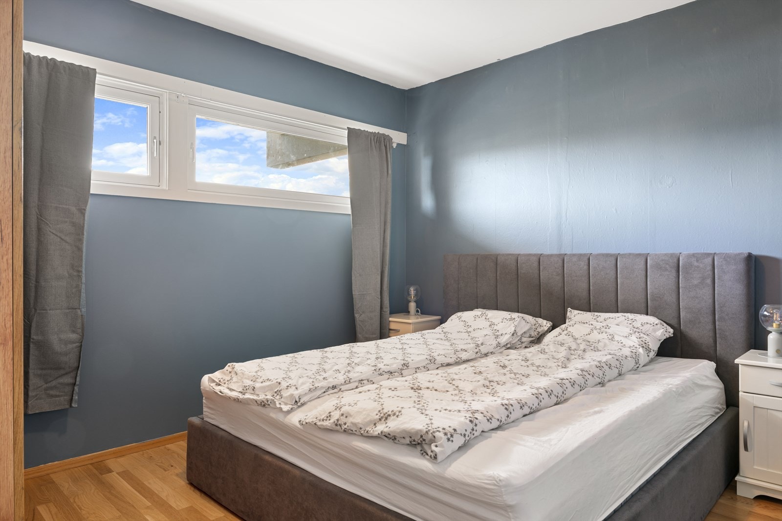 Hovedsoverommet er romslig, med god plass til stor seng og nattbord. Galleribilde