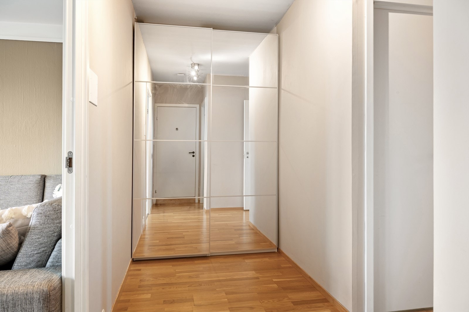 I mellomgangen er det plass til garderobeløsning med oppheng for yttertøy og oppbevaring av sko. Galleribilde