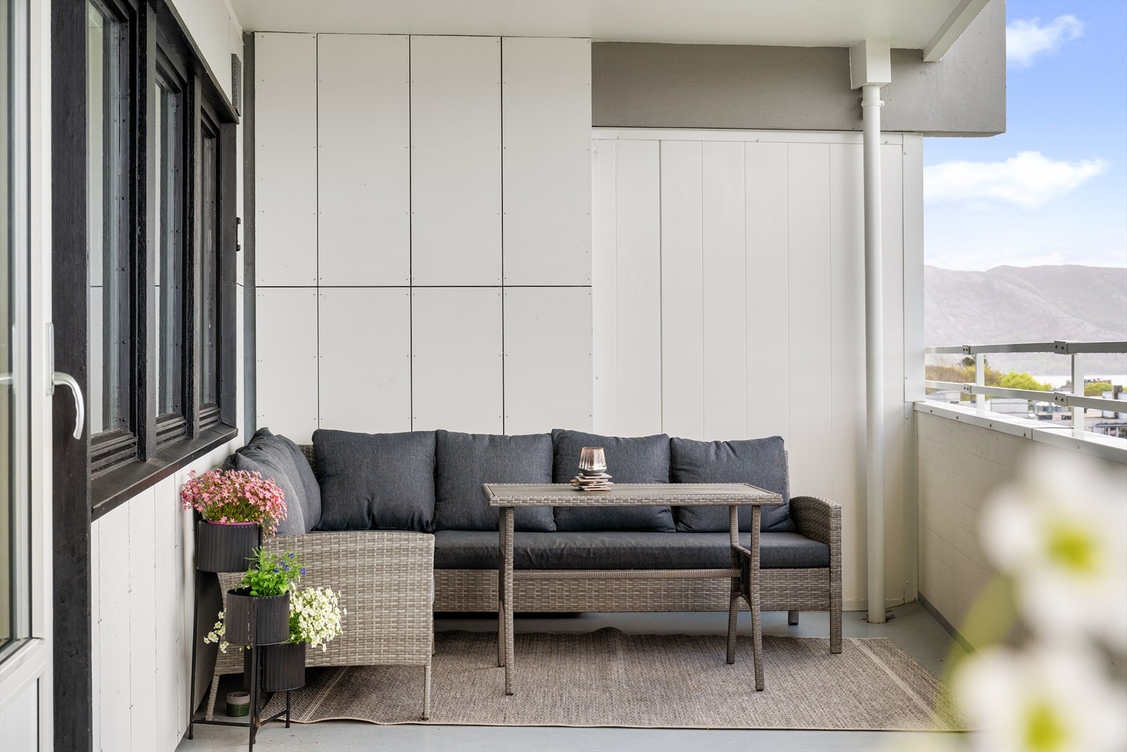 Her er det god plass til utemøbler, perfekt for å nyte solrike dager utendørs! Galleribilde