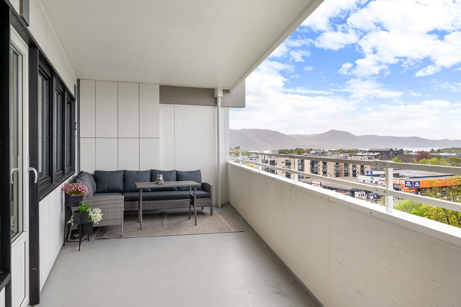 Balkongen har utgang fra stue og kjøkken og måler hele 16 m². Galleribilde