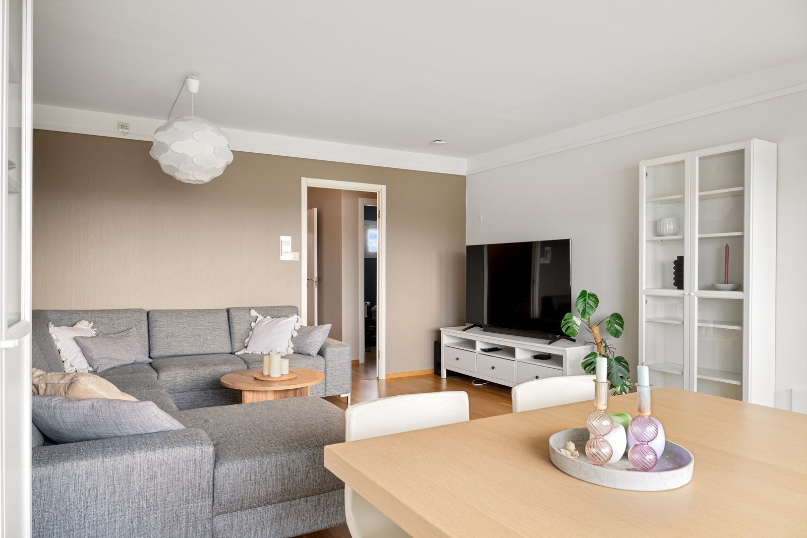 Stuen er romslig med god plass til å innrede med både spisebord og sofagruppe. Galleribilde