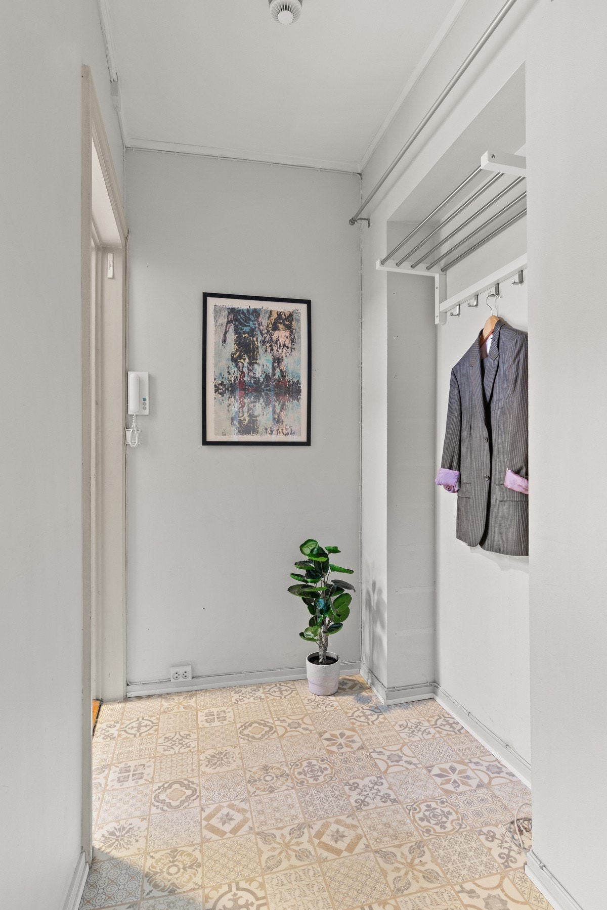 Entré med plass til knaggrekker og skohyller for oppbevaring. Galleribilde