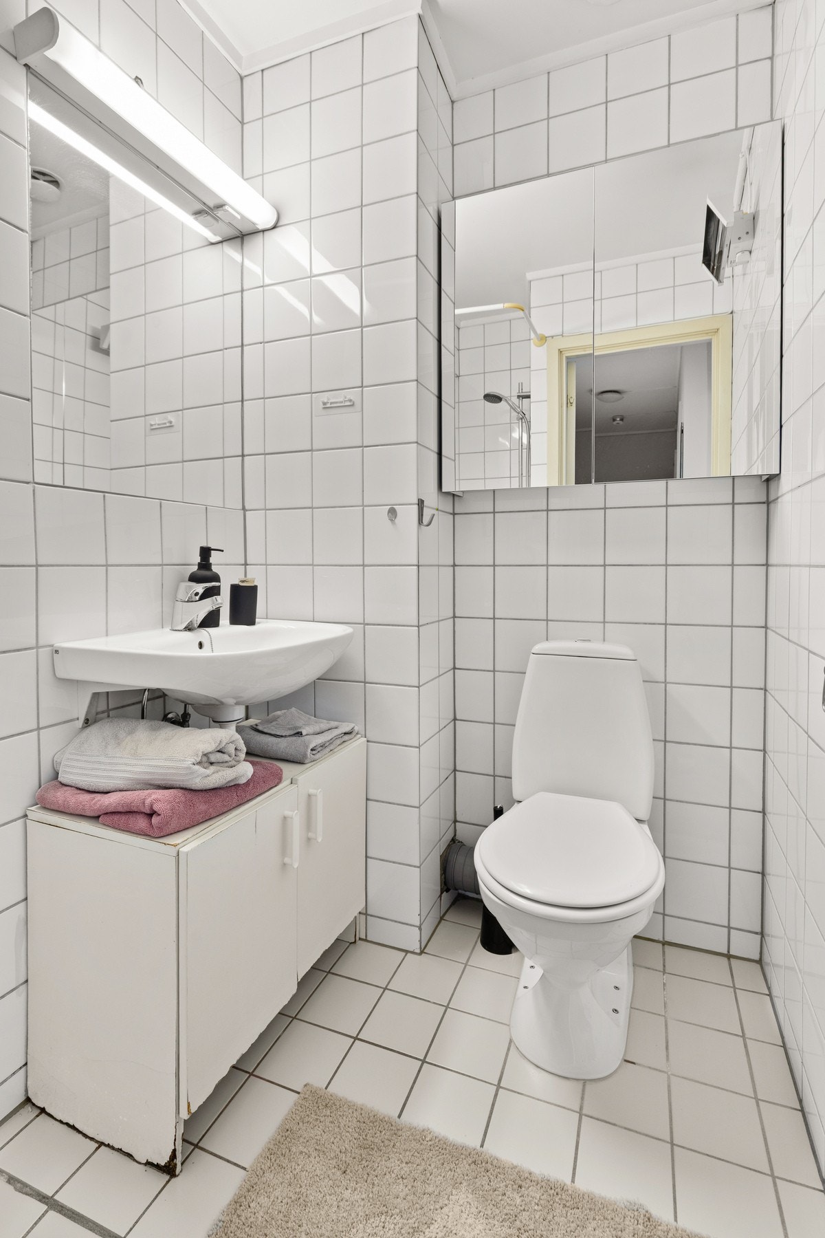 Flislagt bad med behov for oppussing. Galleribilde