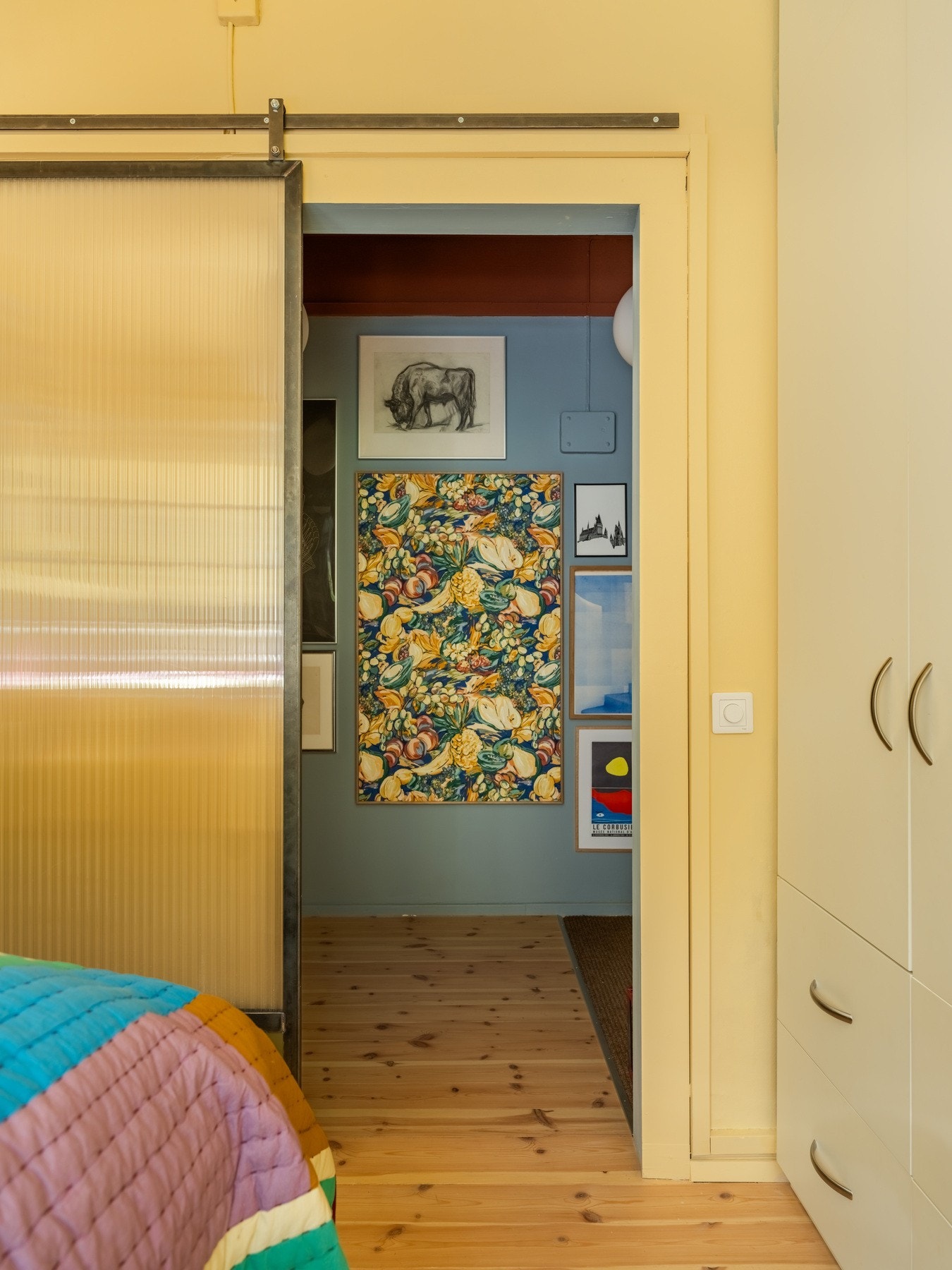 Det er også bra med lagring av klær, for det har man jo, i medfølgende garderobeskap. Galleribilde