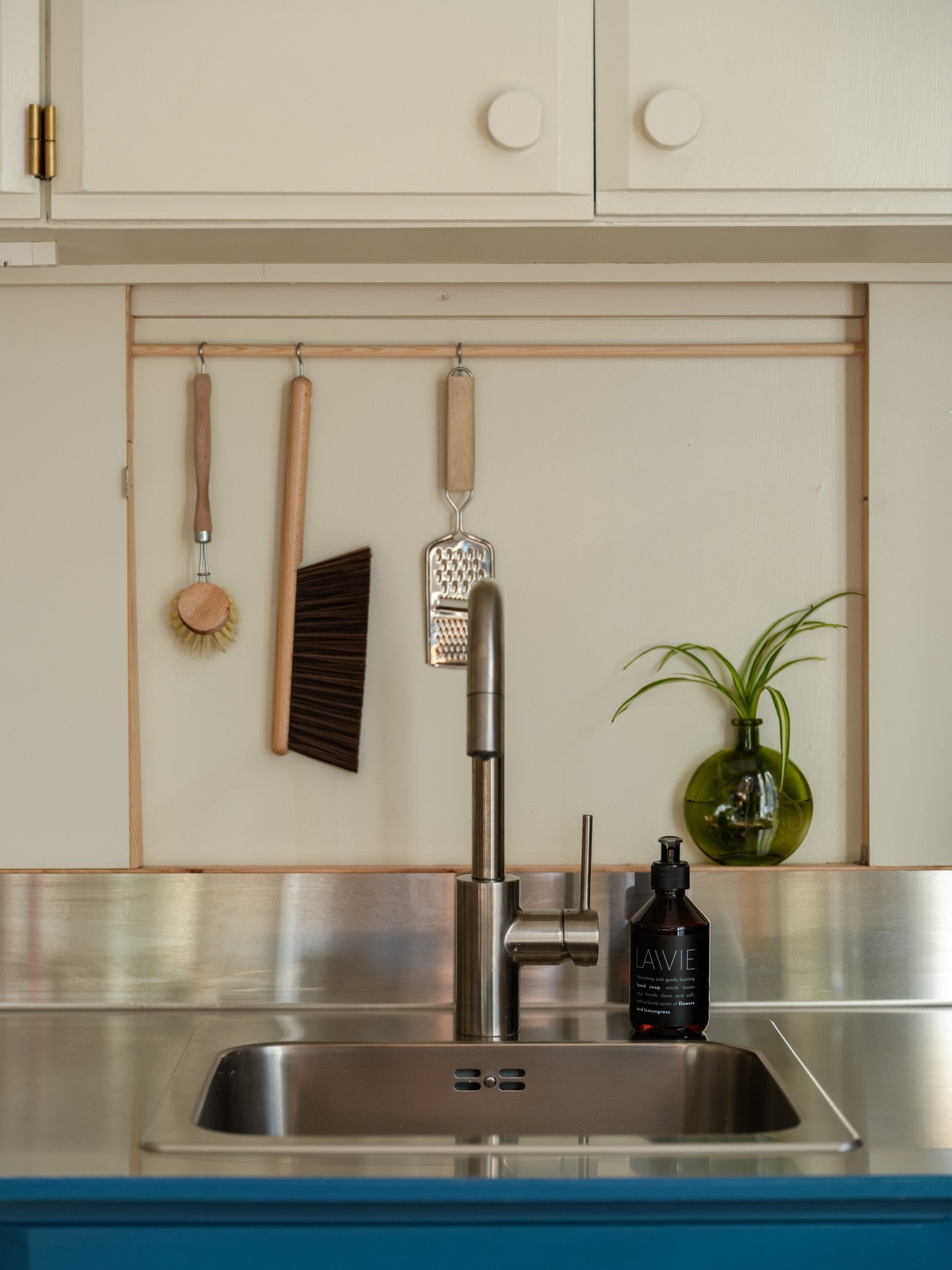 Legg også merke til den fantastiske stål-benkeplaten, som i tillegg er forhøyet til backsplash. Delikat! Galleribilde