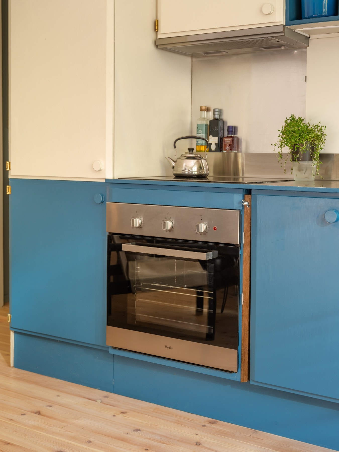 Kjøkkenet er totalrenovert og tilpasset til leiligheten. Her er det også mange skjulte skatter. Nevnte vi at selger var møbelsnekker? Galleribilde