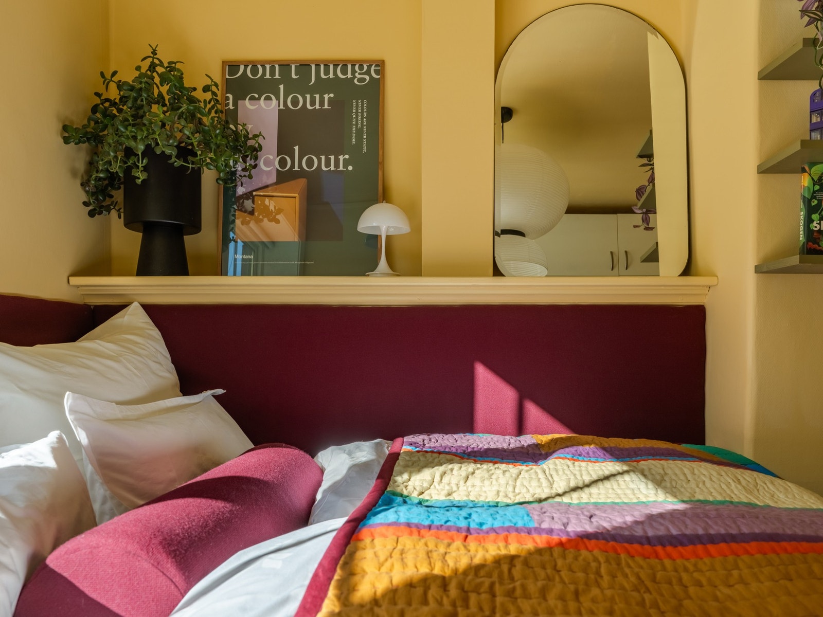 Sengen og gavl er plassbygget av møbelsnekkeren som bor her. Sistnevnte strekker seg langs to veggflater og har en myk finish i skumgummi. Utrolig deilig for late morgener i helgen! Galleribilde