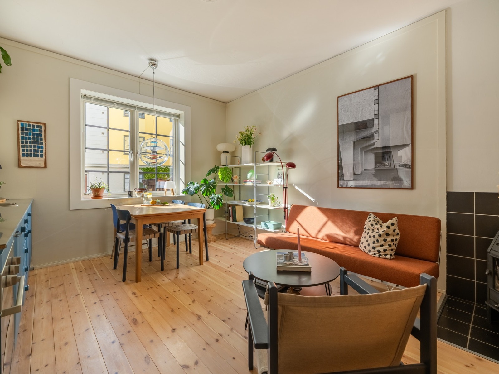 Vi fortsetter i den store, åpne stuen, som virkelig er et lyst og innbydende oppholdsrom. Galleribilde