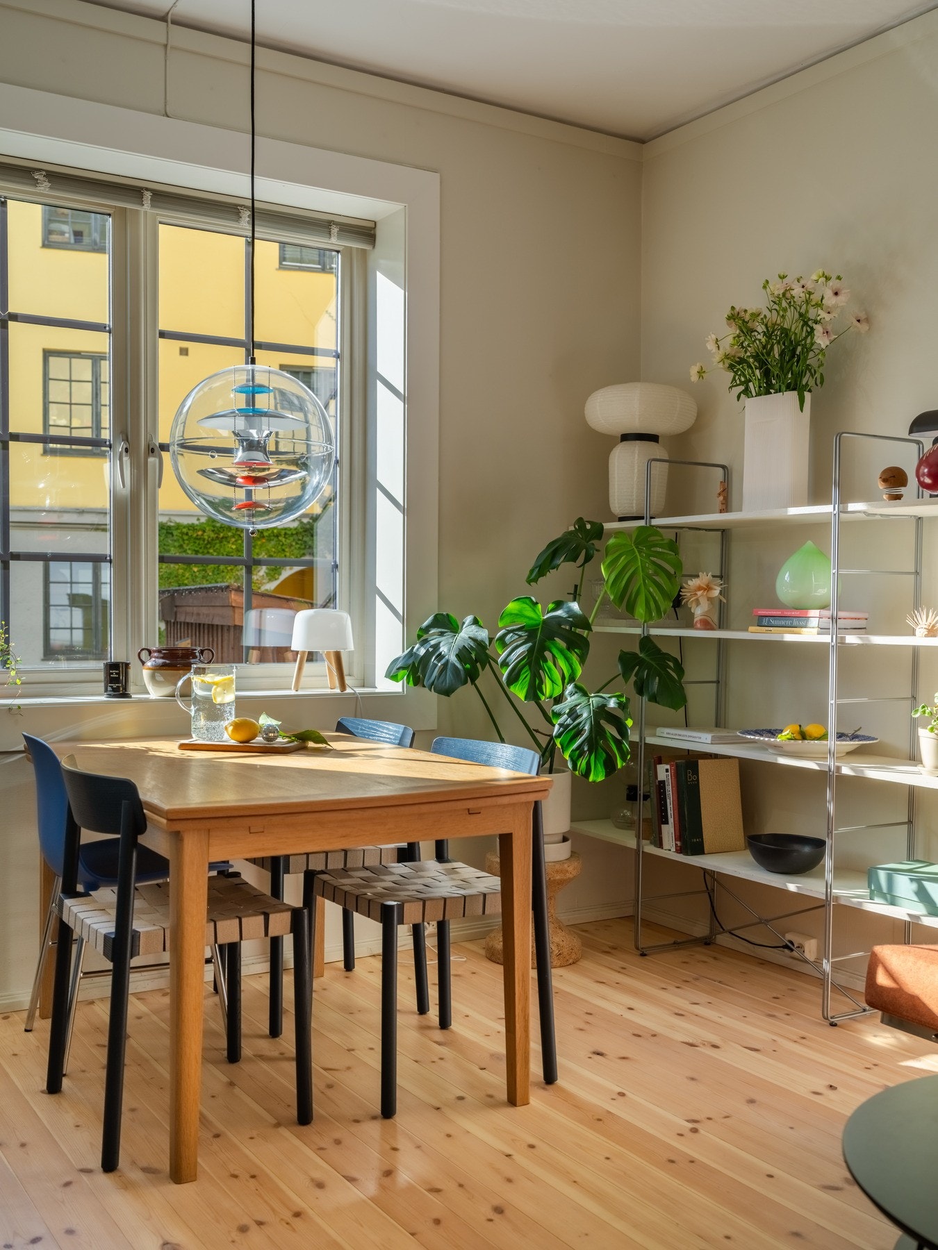 I stuerommet er det plass til både stort spisebord og sofagruppe. Galleribilde