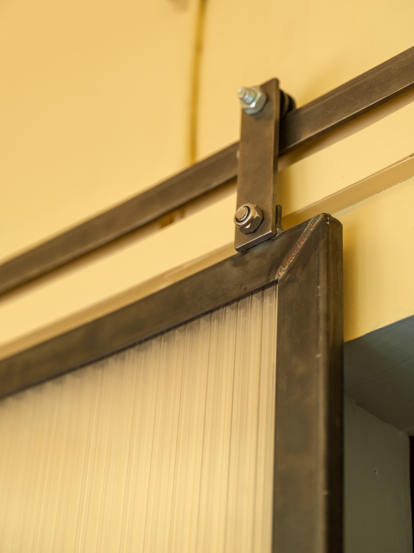 Også denne er plassbygget til leiligheten, for samboeren til dagens eier er sveisekunstner hos Bolt Metall. Like barn leker best! Galleribilde