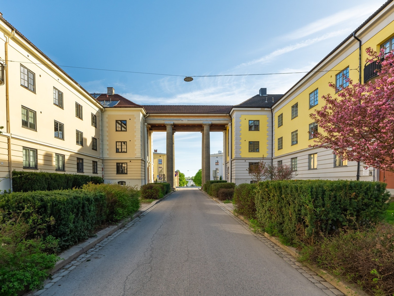 Utenfor bakgården finner vi den berømte portalen mellom de to borettslagene som bærer navnet Søylegården. Galleribilde