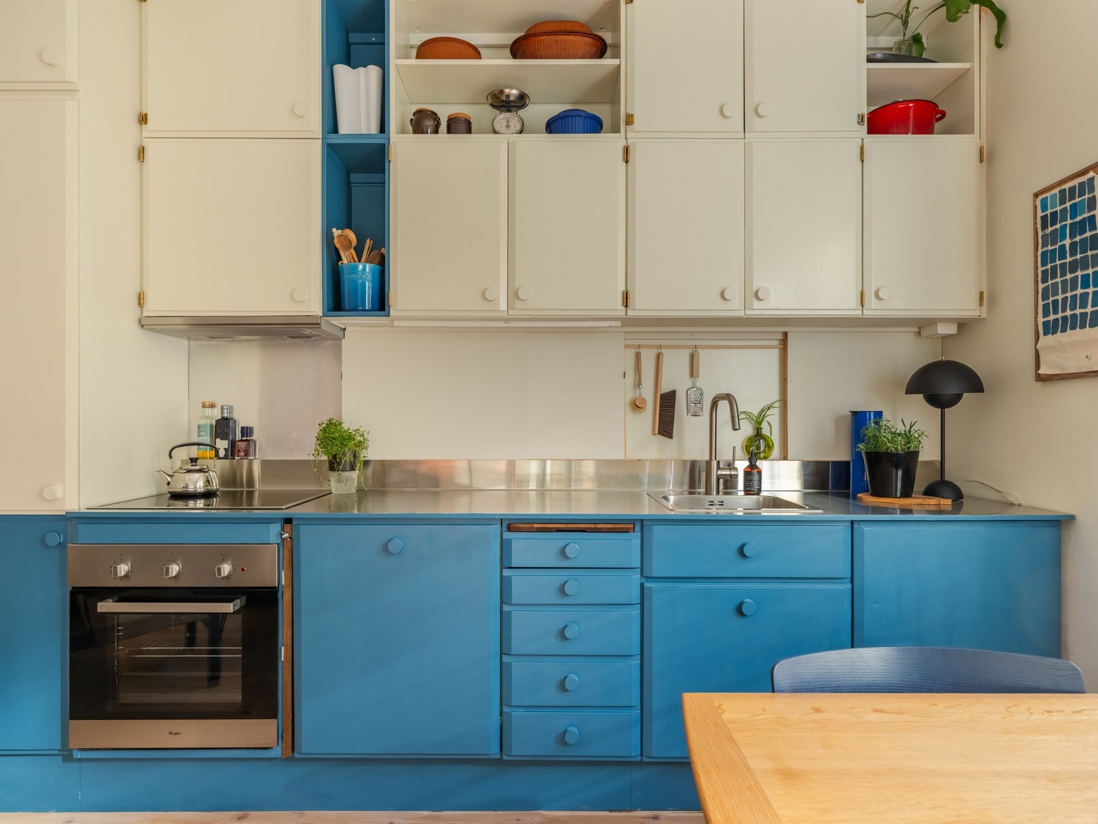 Kjøkkenet ble pusset opp høsten 2024. Det er et retro Idébo-kjøkken i heltre, designet av Sven Ivar Dysthe i 1968. Topp kvalitet, med andre ord! Galleribilde