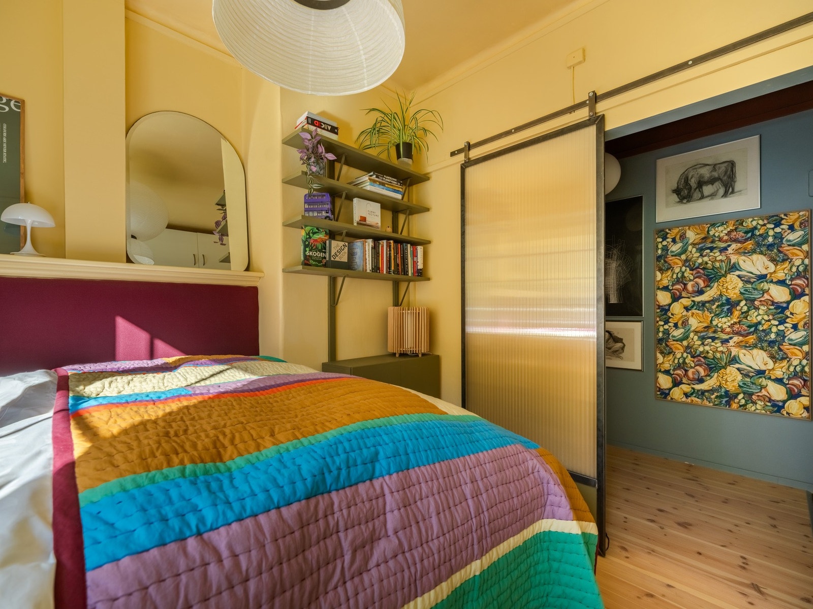 Tilbake på soverommet og flere plassbyde hyller er å finne på veggene. Nydelig industriell skyvedør skiller soverommet og gangen. Galleribilde