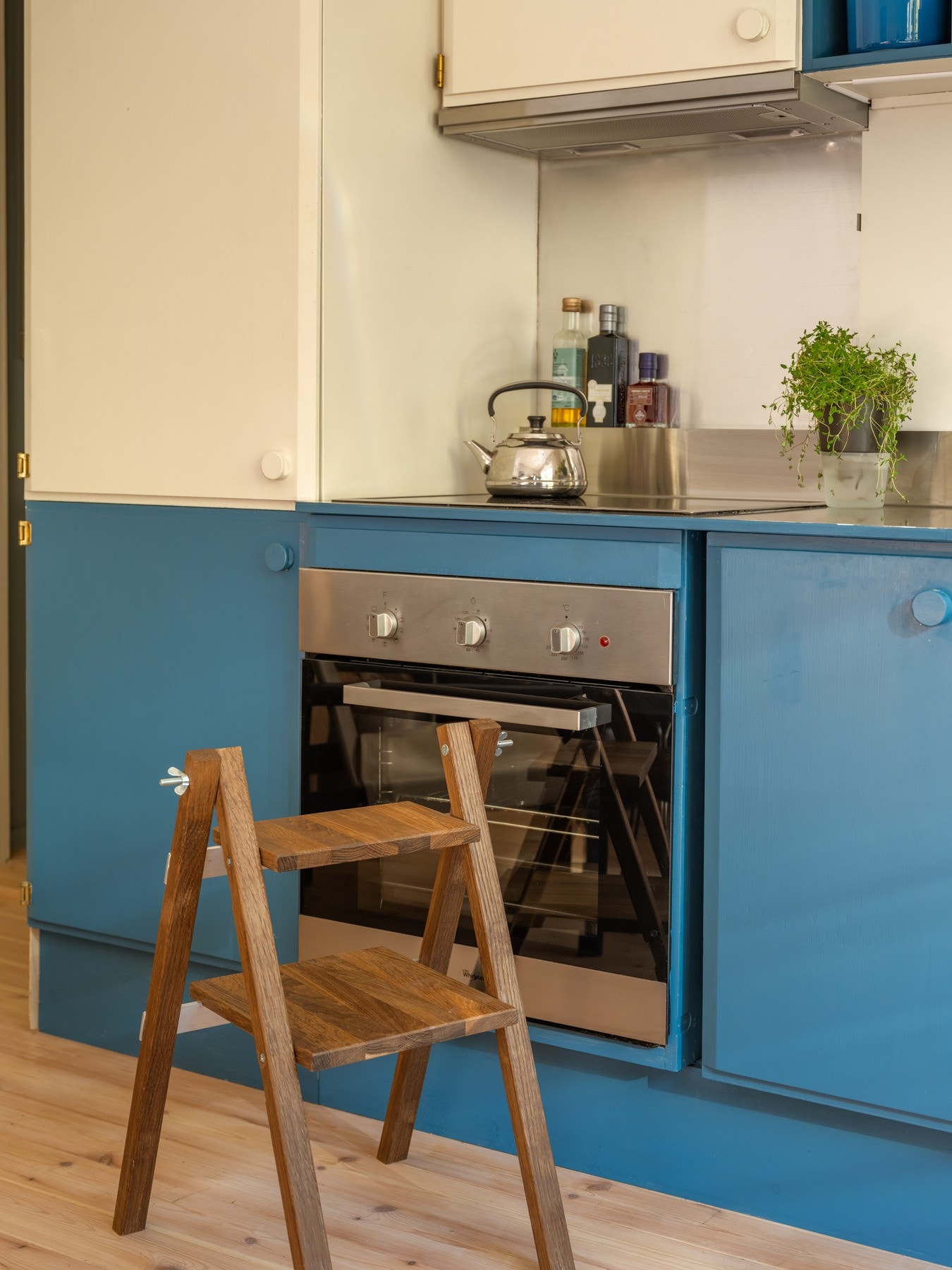 Selger skriver: "Jeg trengte en liten krakk for å komme opp til de øverste skapene. Denne er designet for å passe inn mellom oppvasken og komfyren." Galleribilde