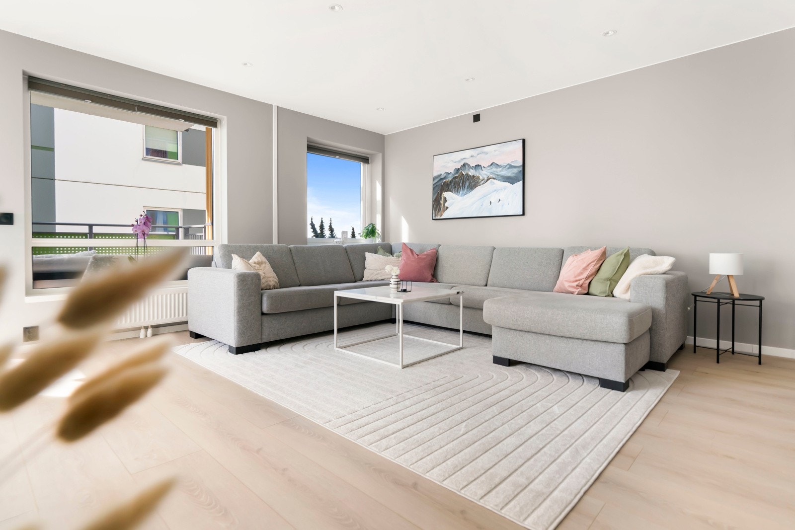 Fra stuen er det utgang til en sydvestvendt balkong på ca. 9m². Galleribilde