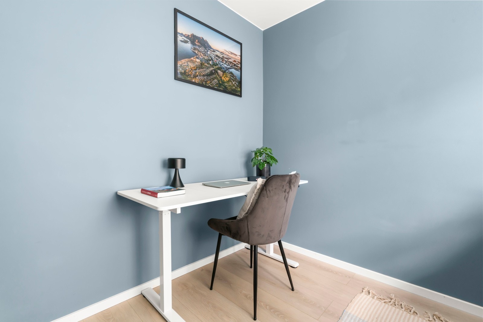 Rommet passer ypperlig som barnerom, gjesterom eller et fullverdig hjemmekontor. Galleribilde